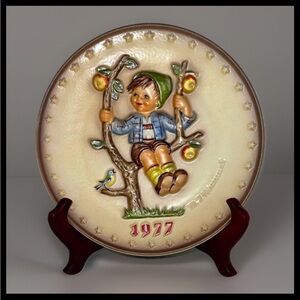 1977 Goebel M.J. Hummel Annual Collector Plate • Boy in Apple Tree